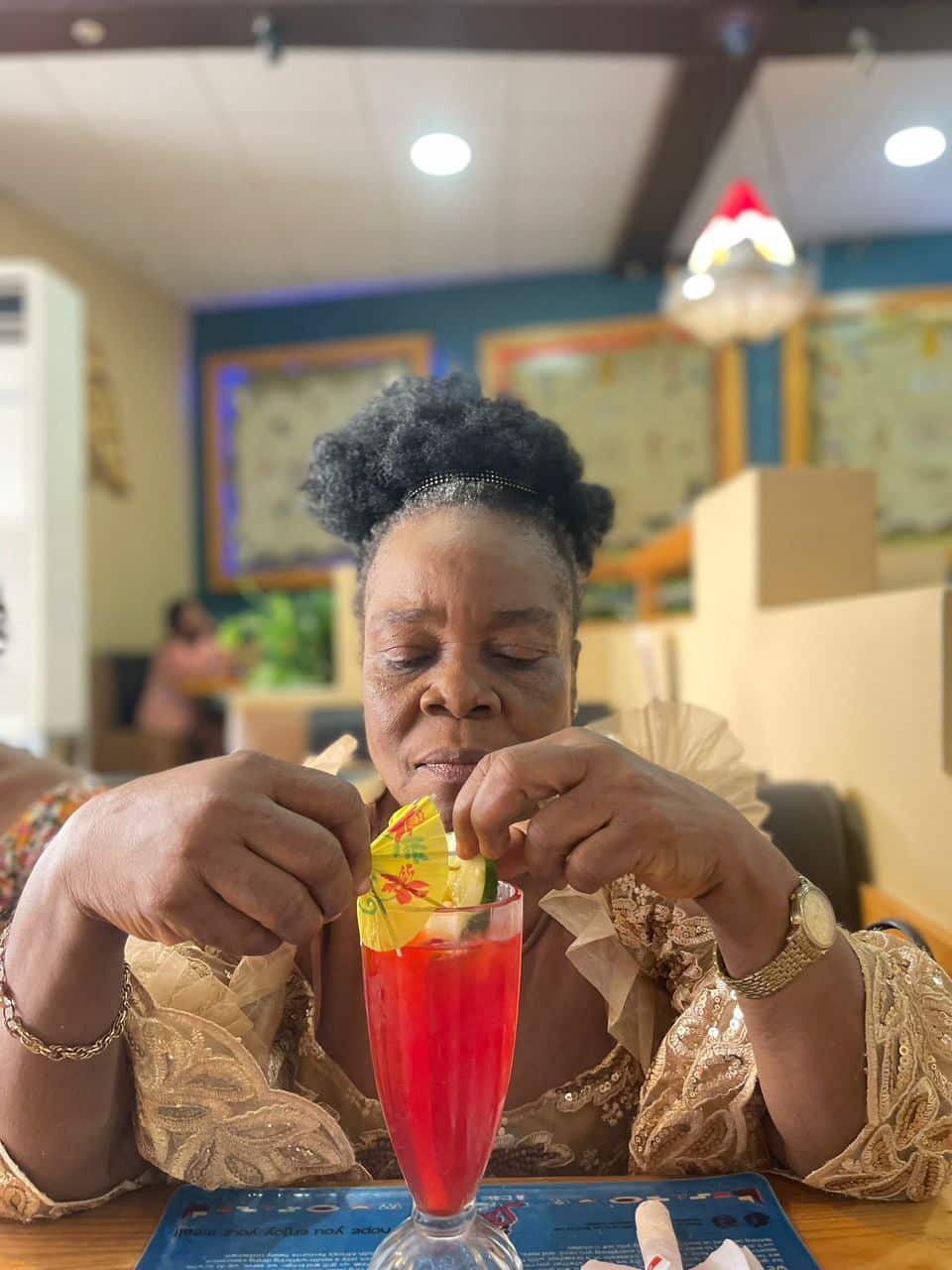 Man marks birthday of his mother with heart melting treat (Video)