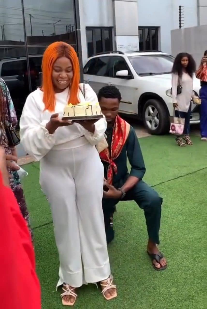 "I told you I don't want this" — Lady embarrasses boyfriend who proposed to her in church (Video)