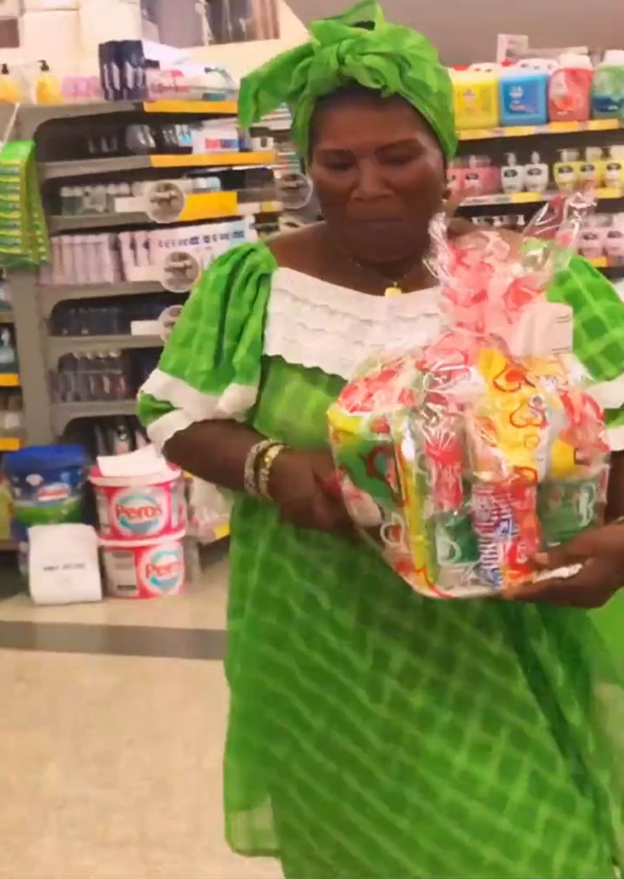 Twins melt mother's heart with adorable Valentine's Day treat (Video)