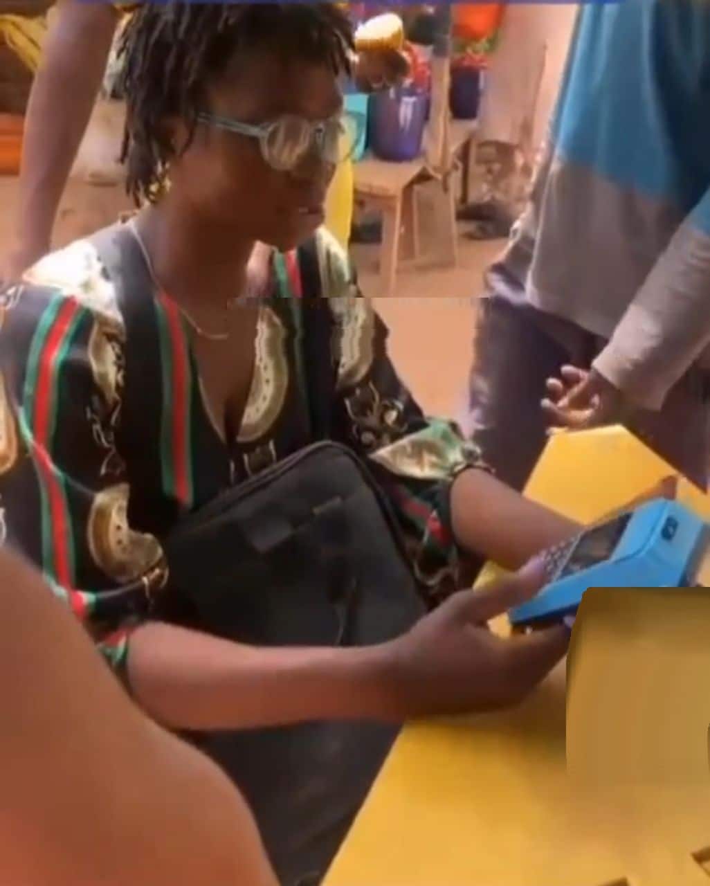 POS vendor accosted by angry customers over N4K charges on N10K cash withdrawal (Video)