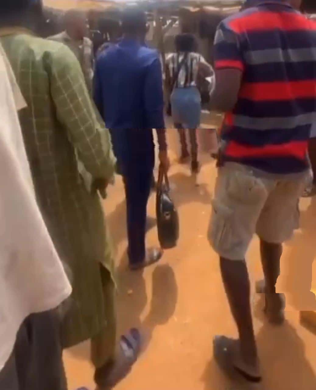 POS vendor accosted by angry customers over N4K charges on N10K cash withdrawal (Video)