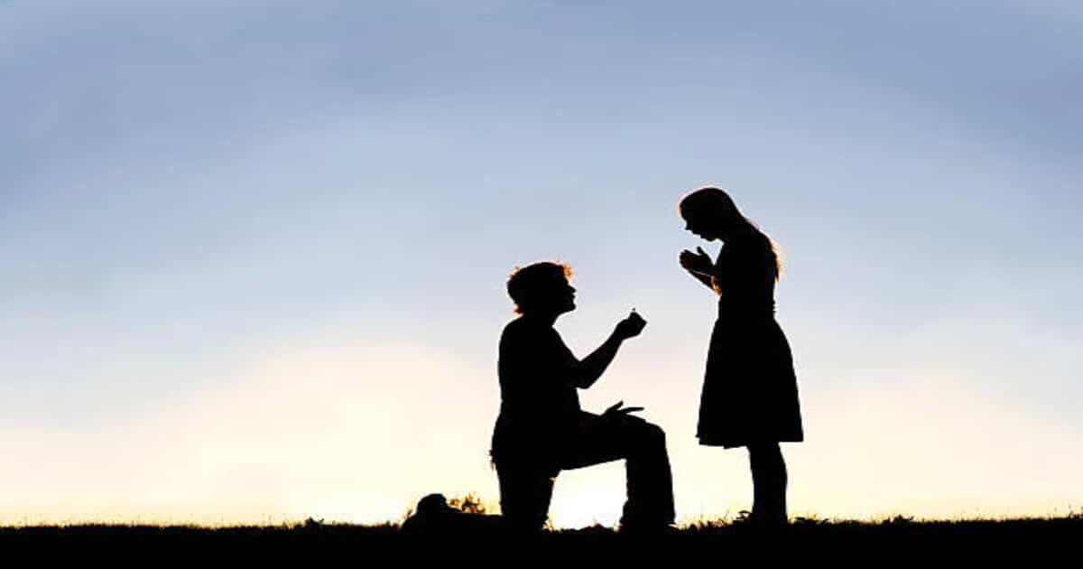 Man never kneeling propose African style 
