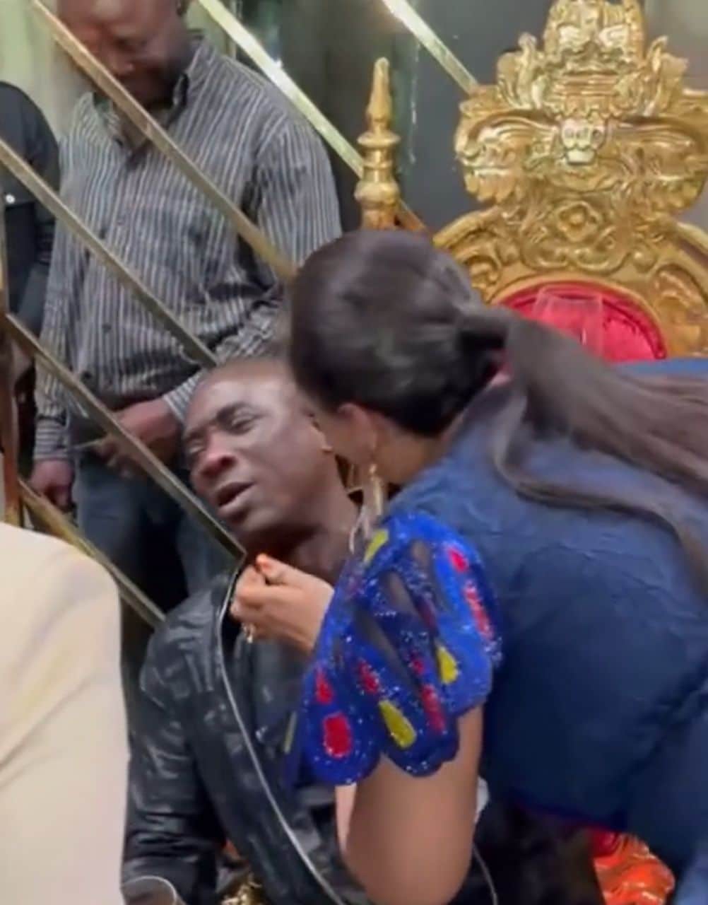 "This is embarrassing" — Netizens fume as Kwam 1 rejects kiss from wife publicly (Video)