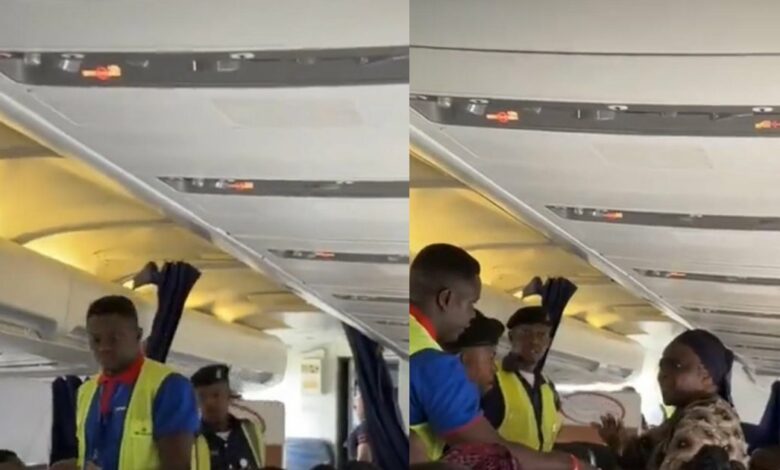 Woman thrown out of airplane over rudeness to air hostess (Video)