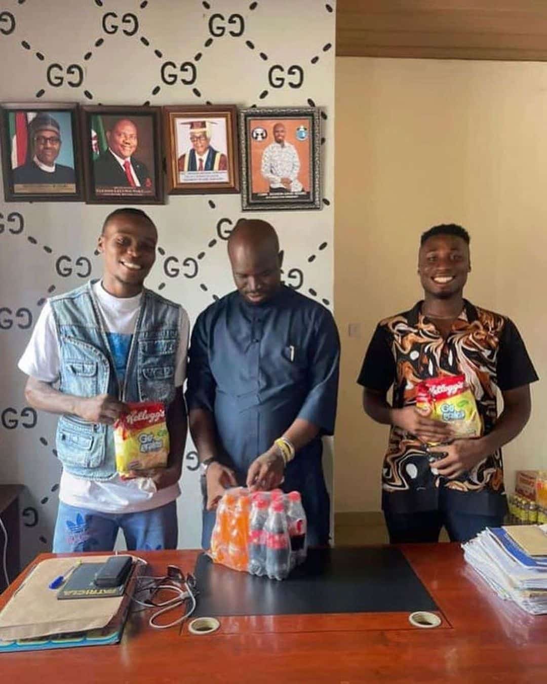 Uniport students receive gifts as settlement after fighting over biscuits (Video)