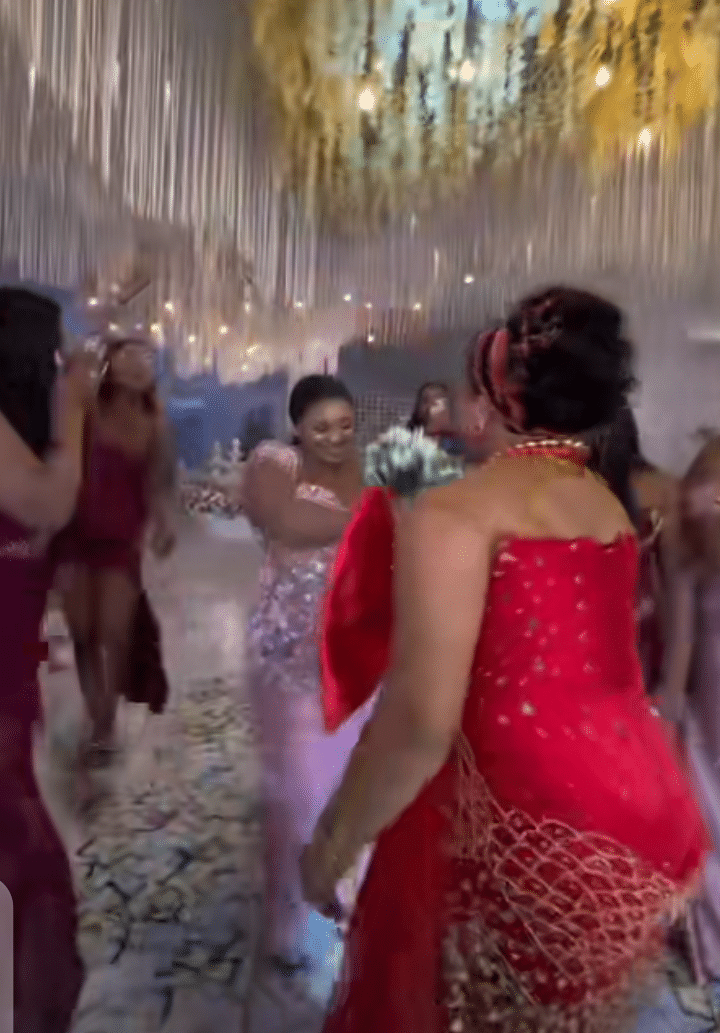 "My biggest supporter" - Bride refuses to throw her bouquet, gives single elder sister
