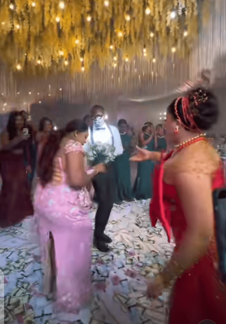"My biggest supporter" - Bride refuses to throw her bouquet, gives single elder sister