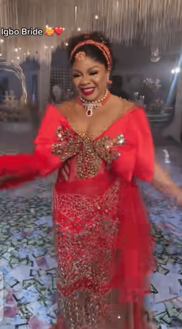 "My biggest supporter" - Bride refuses to throw her bouquet, gives single elder sister