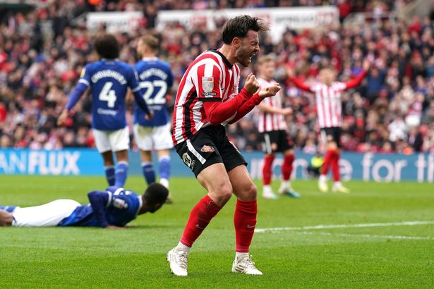 Sunderland coach Tony Mowbray suffers freak injury while celebrating crucial 95th minute goal