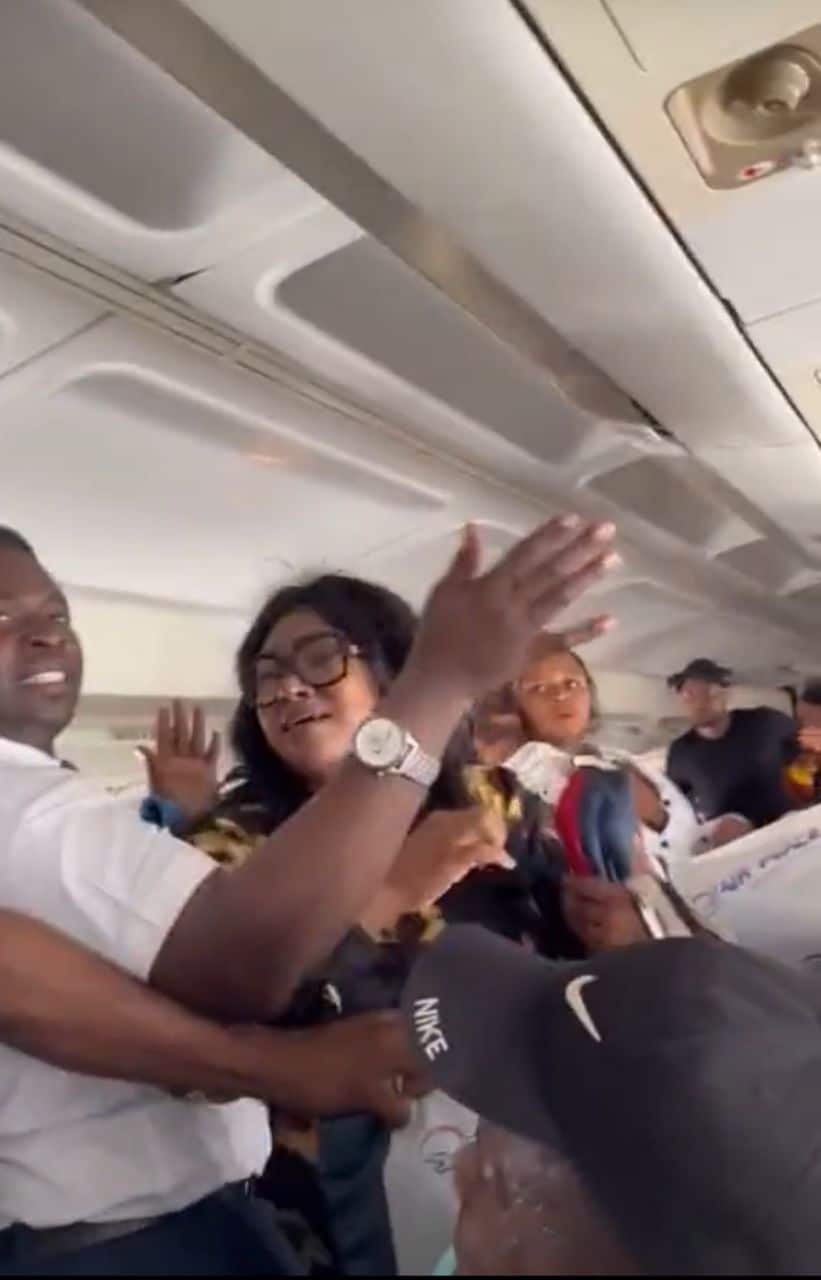 Drama as Nigerian woman fights her way off an aircraft over breathing problems (Video)