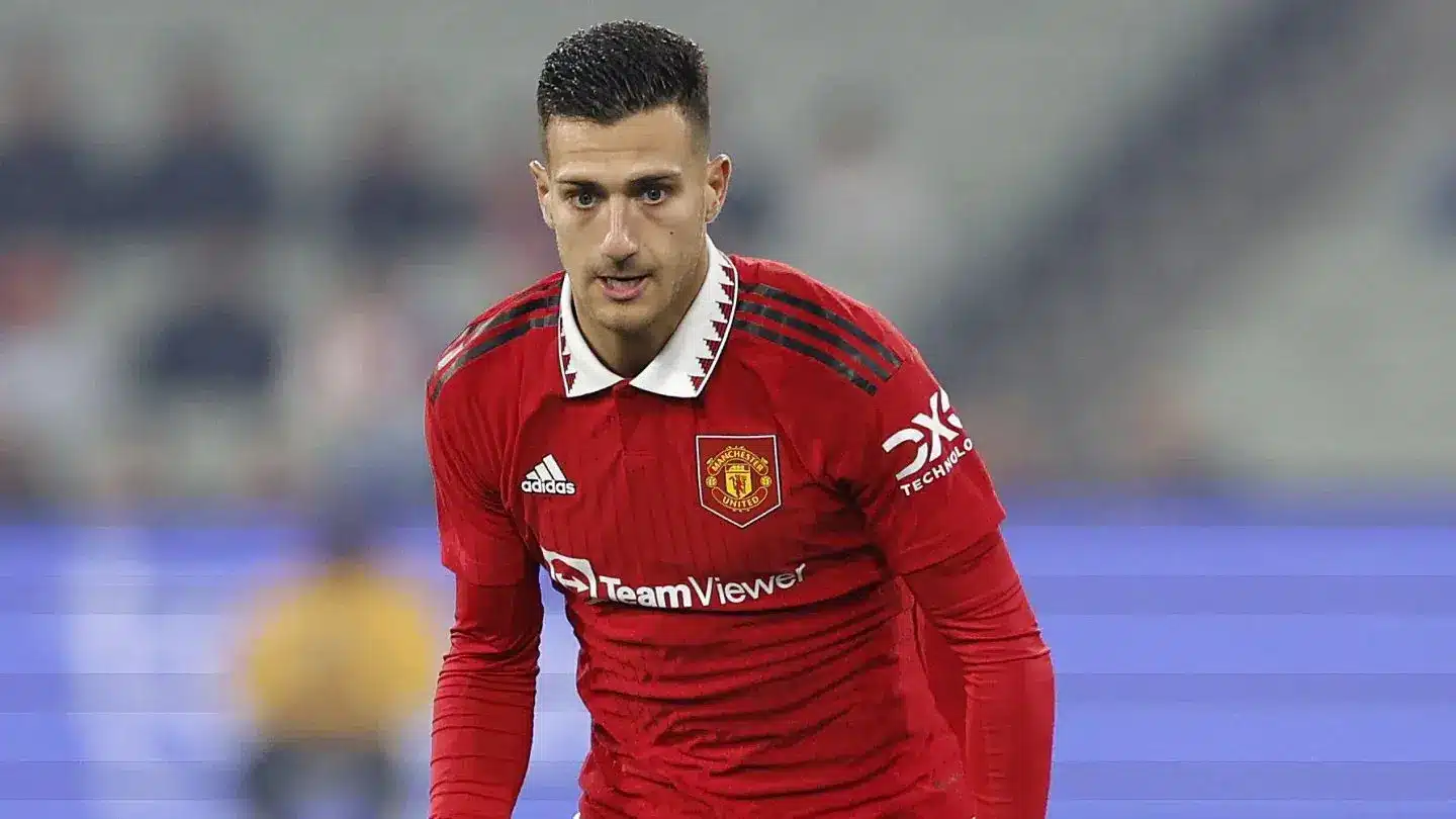 Dalot signs new contract with Manchester United 