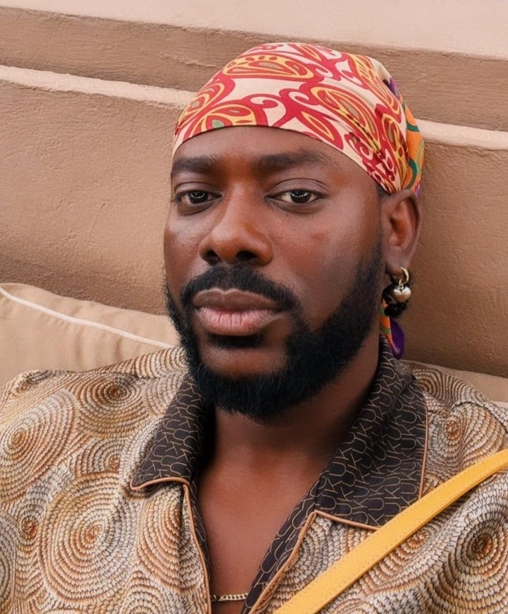 "Rough play" Lady throws her backside on Adekunle Gold (Video)