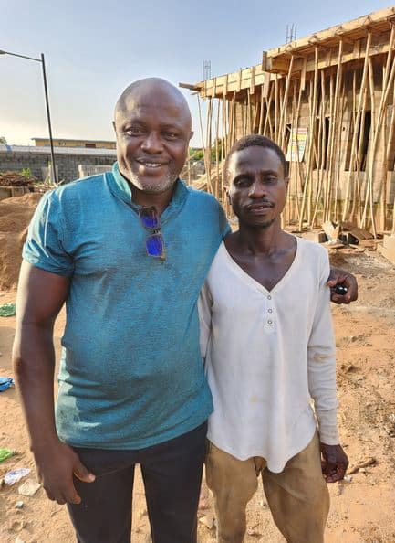 Project manager and the graduate who works as a labourer. Image Credit: @oluwanishola73 Source: Twitter