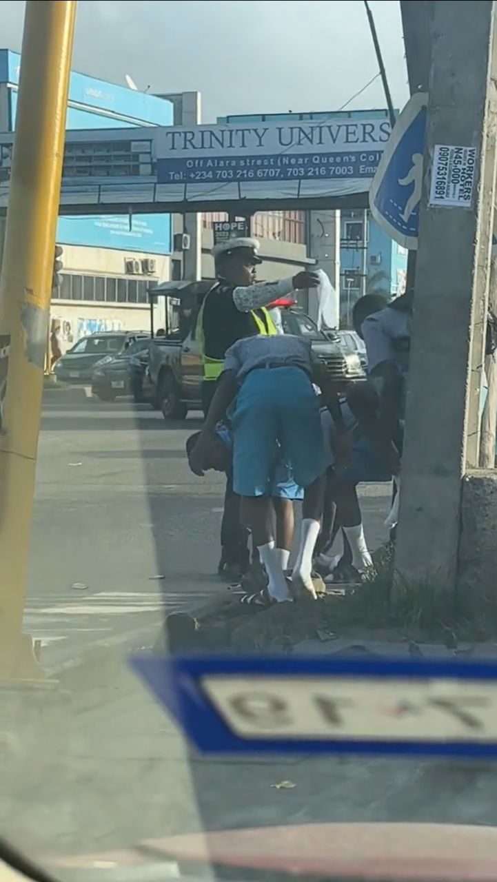 Police officer praised for giving out new socks, dressing students neatly (Video)