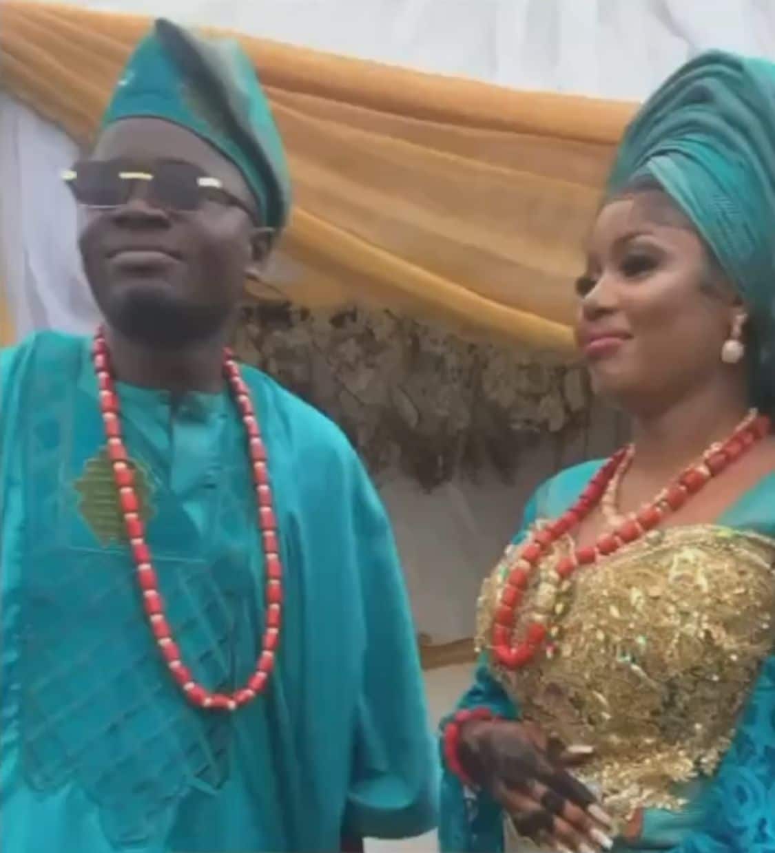 Moment groom wipes off lipstick of bride before kissing on wedding day (Video)