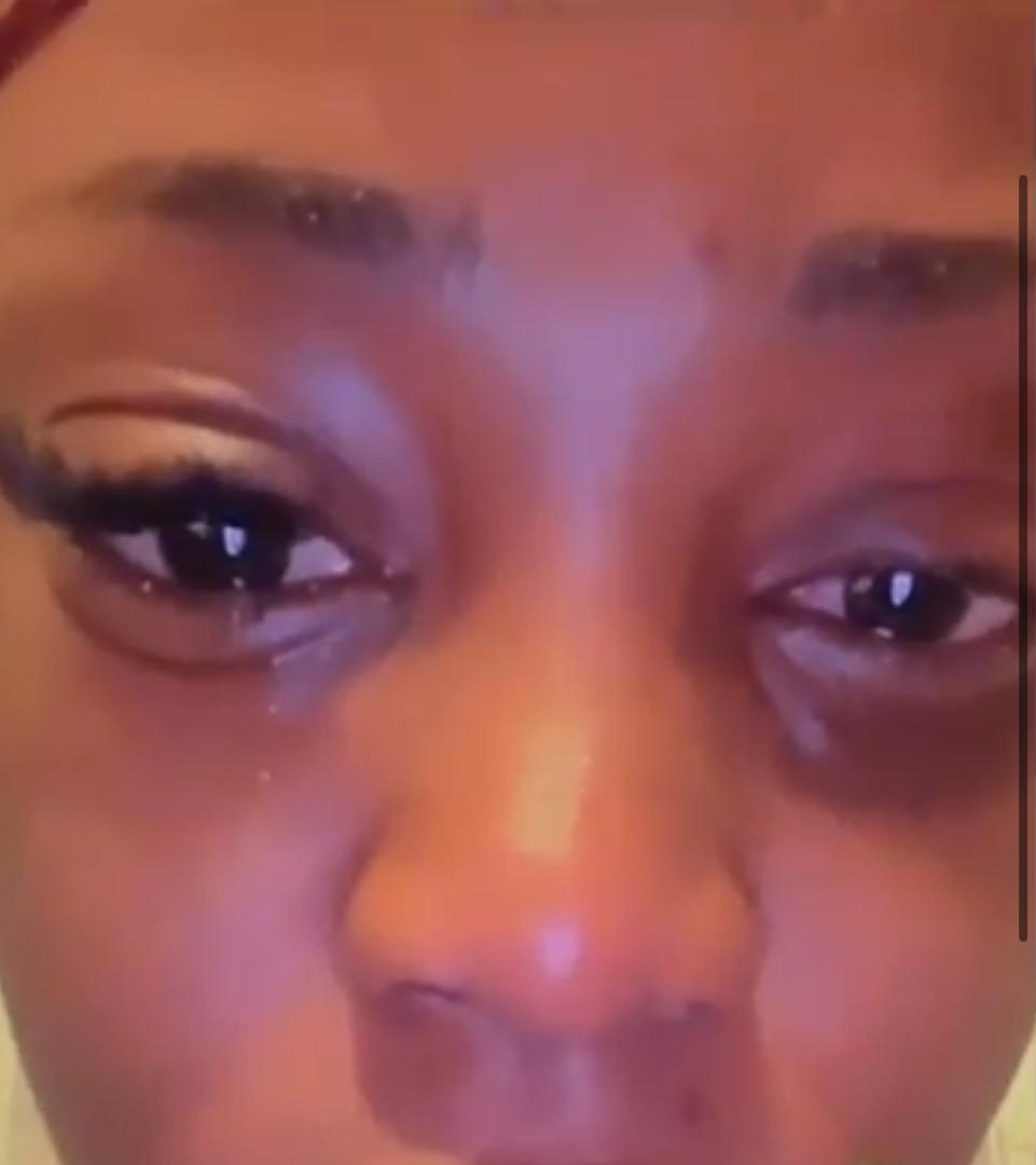 Lady almost loses an eye after attaching eyelash extension (Video)