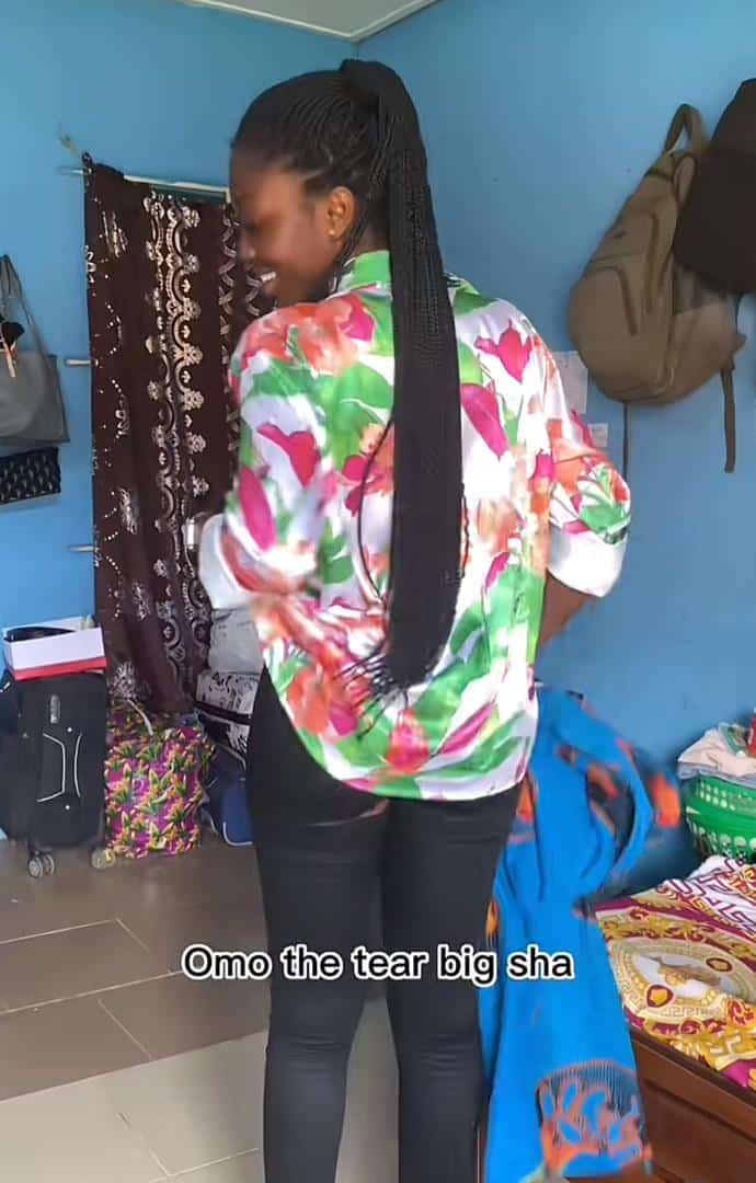 Embarrassing moment lady's trouser tears in class, goes home with wrapper (Video)