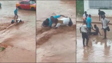 Moment onlookers rescue man trapped in flood (Video)