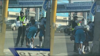 Police officer praised for giving out new socks, dressing students neatly (Video)