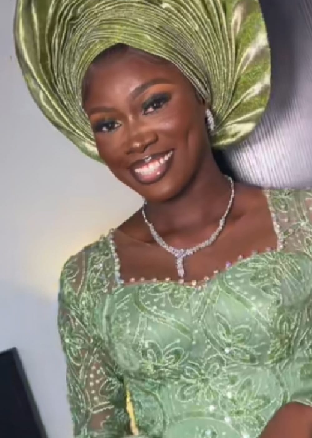 Mother Surprises Daughter with Souvenirs and Food for Guests at Her Small Introduction, Video Trends on TikTok