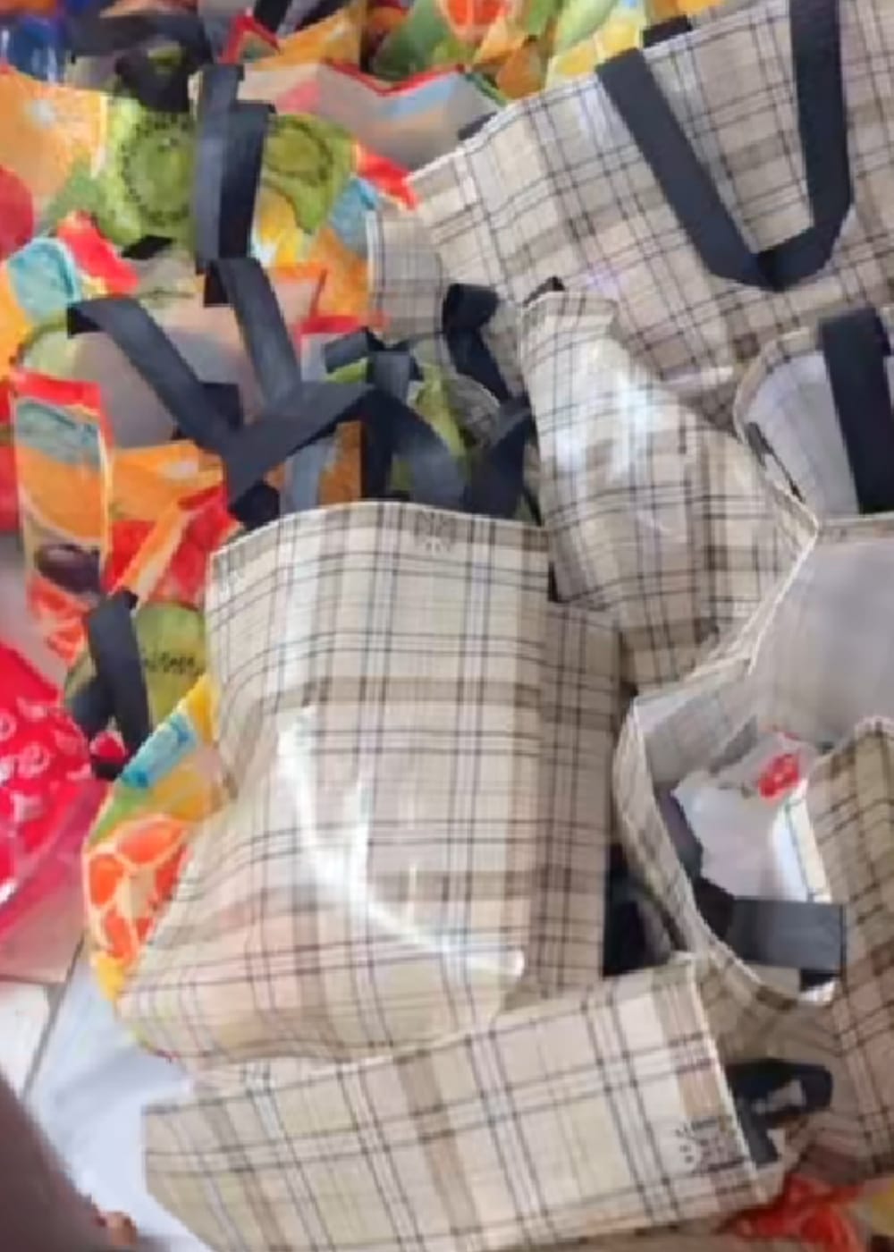 Mother Surprises Daughter with Souvenirs and Food for Guests at Her Small Introduction, Video Trends on TikTok