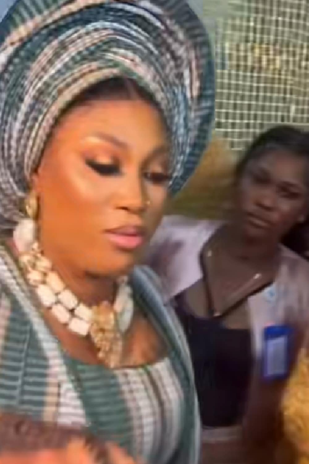 "Your vibes must match with the alaga"- Nigerian bride pours alcohol in all her Asoebi girls mouths (video)