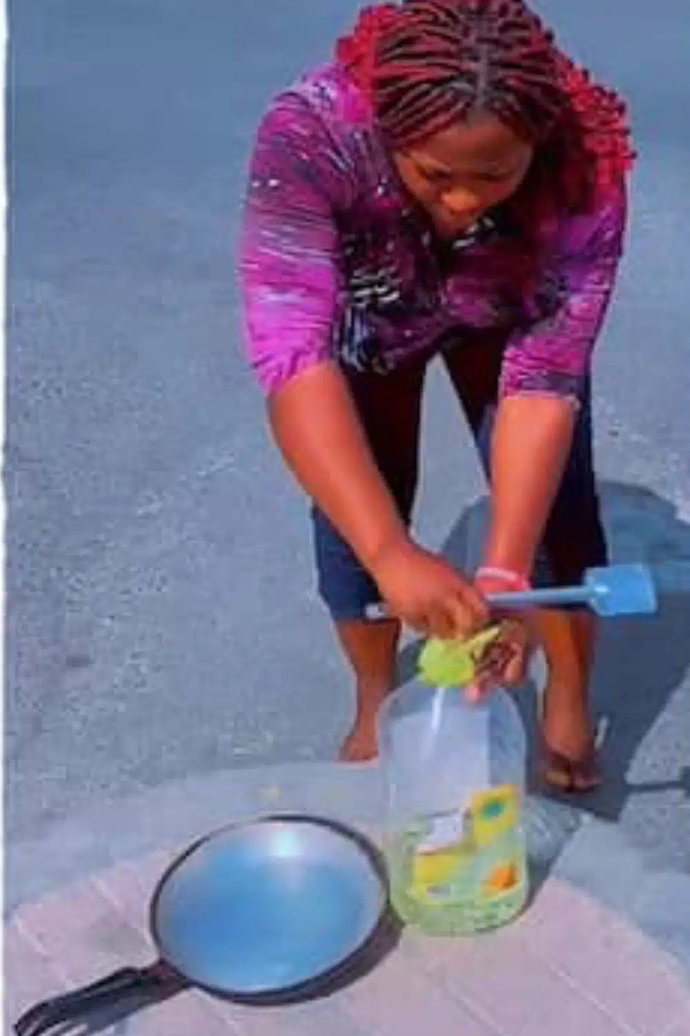Moment Dubai-based lady uses hot sun to fry eggs goes viral (Video)