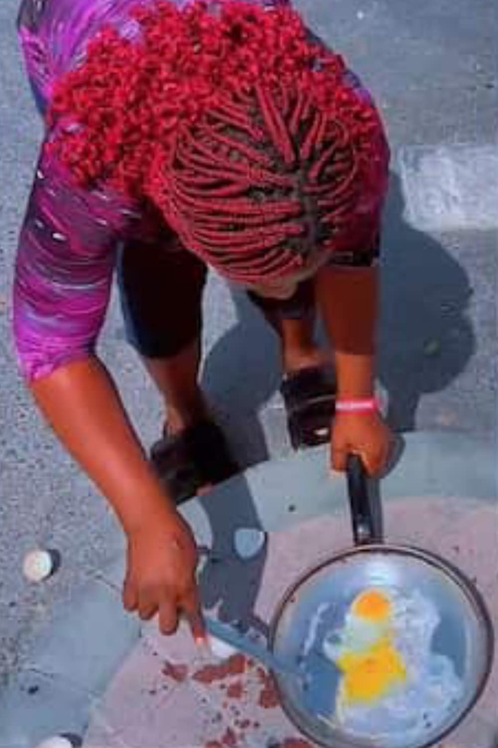 Moment Dubai-based lady uses hot sun to fry eggs goes viral (Video)