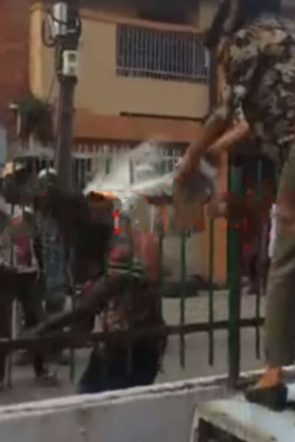 woman sets fire on fence to repel landgrabbers attempting to take over family house in Lagos (Video)