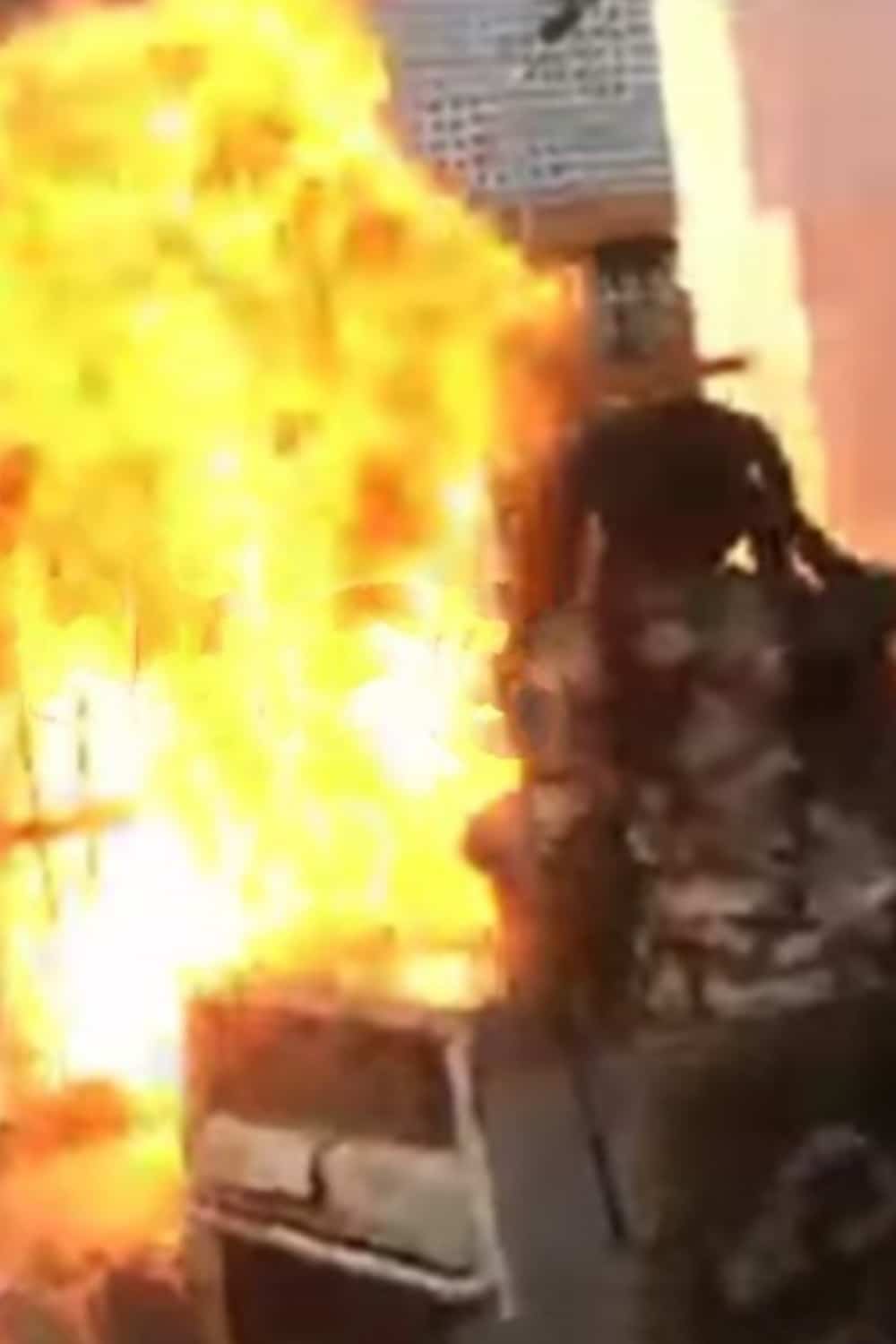woman sets fire on fence to repel landgrabbers attempting to take over family house in Lagos (Video)