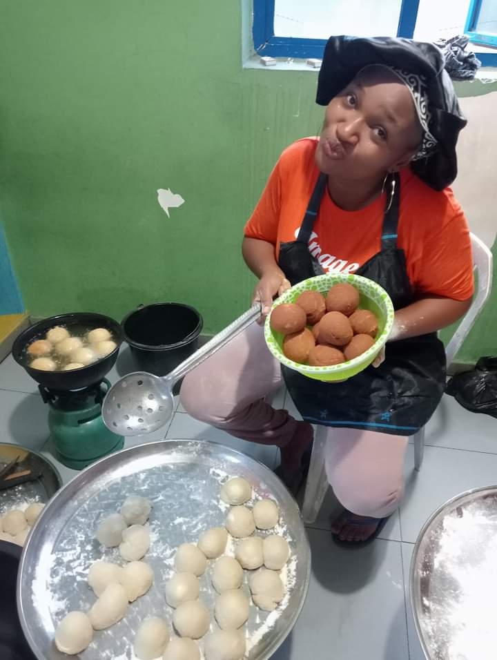 "The sky don full" – Reactions as lady begins 130-hour Fry-a-Thon 