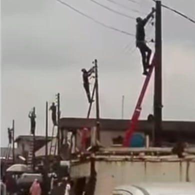"Na NEPA-A-Thon?" – Residents panic over number of PHCN officials working on electricity pole at once (Video) 
