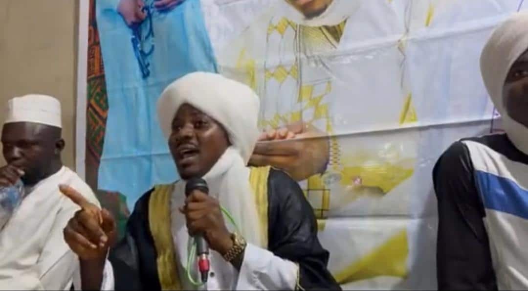 Islamic cleric preaching to congregation with Seyi Vibez’ lyrics. Credit: itzbasito / Twitter