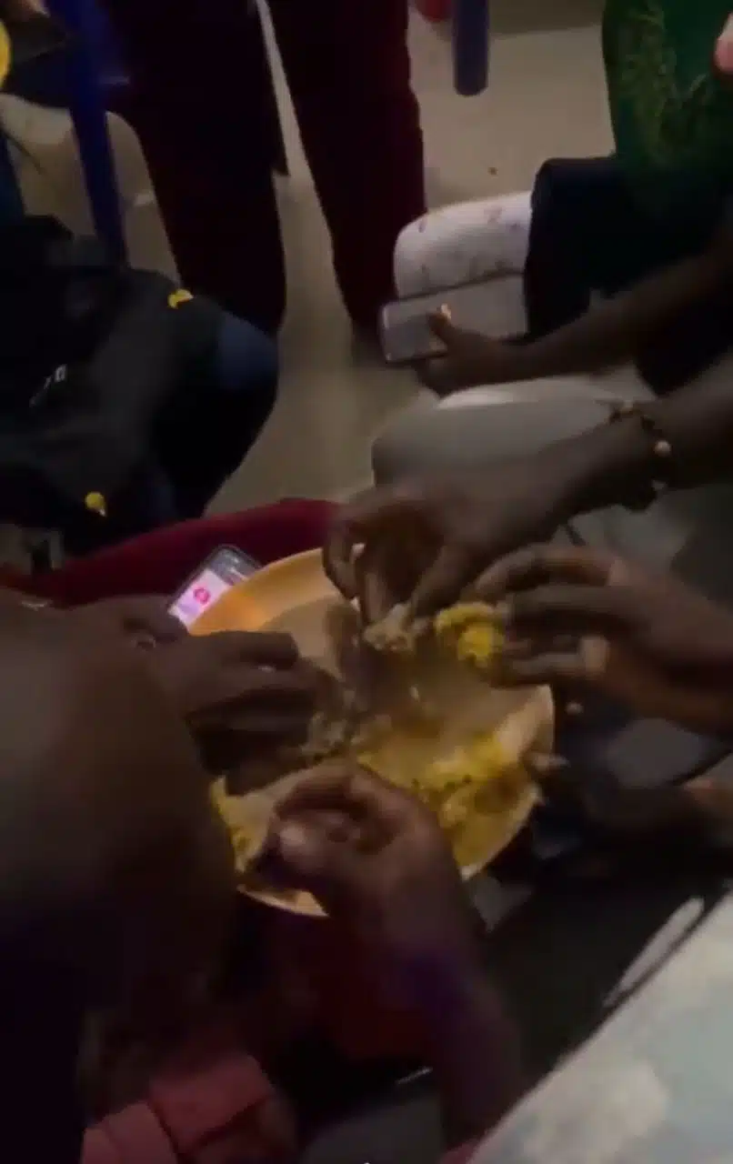 Supporters struggling with food at chef Dammy's cook-a-thon sparks outrage (Video)