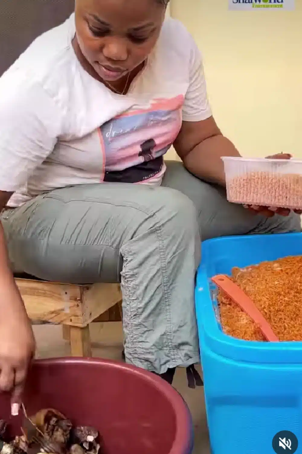 Seyi edun melts hearts as she gifts food to the less privileged. 