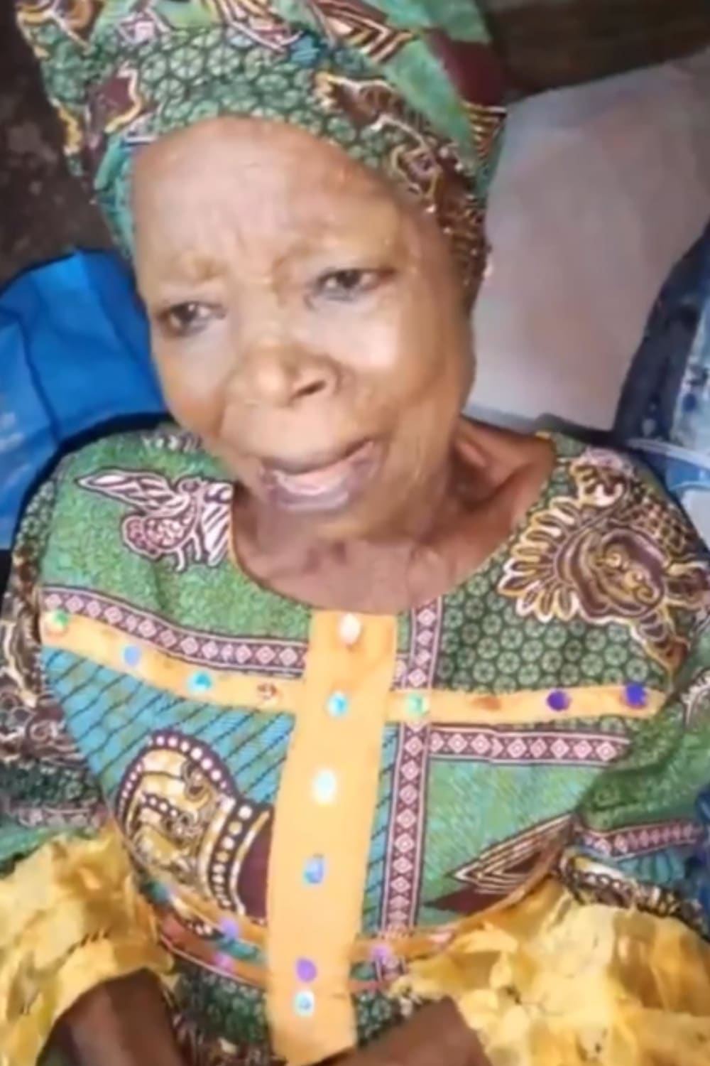 Iya Gbonkan shed tears of joy as she receives over N5million from Nigerians following her cry for help