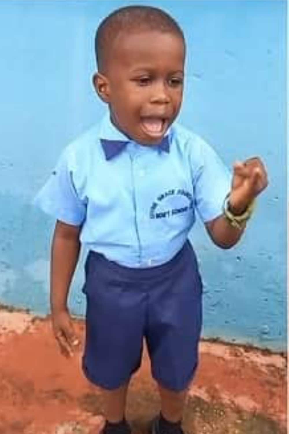 4-year-old pupil impresses netizens with exceptional speaking skills, leads like an adult on assembly ground