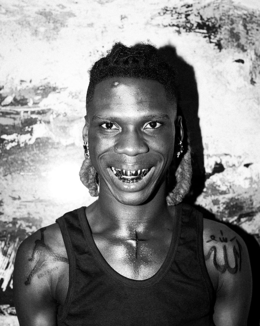 Mixed reactions as Seyi Vibez throws money at fans