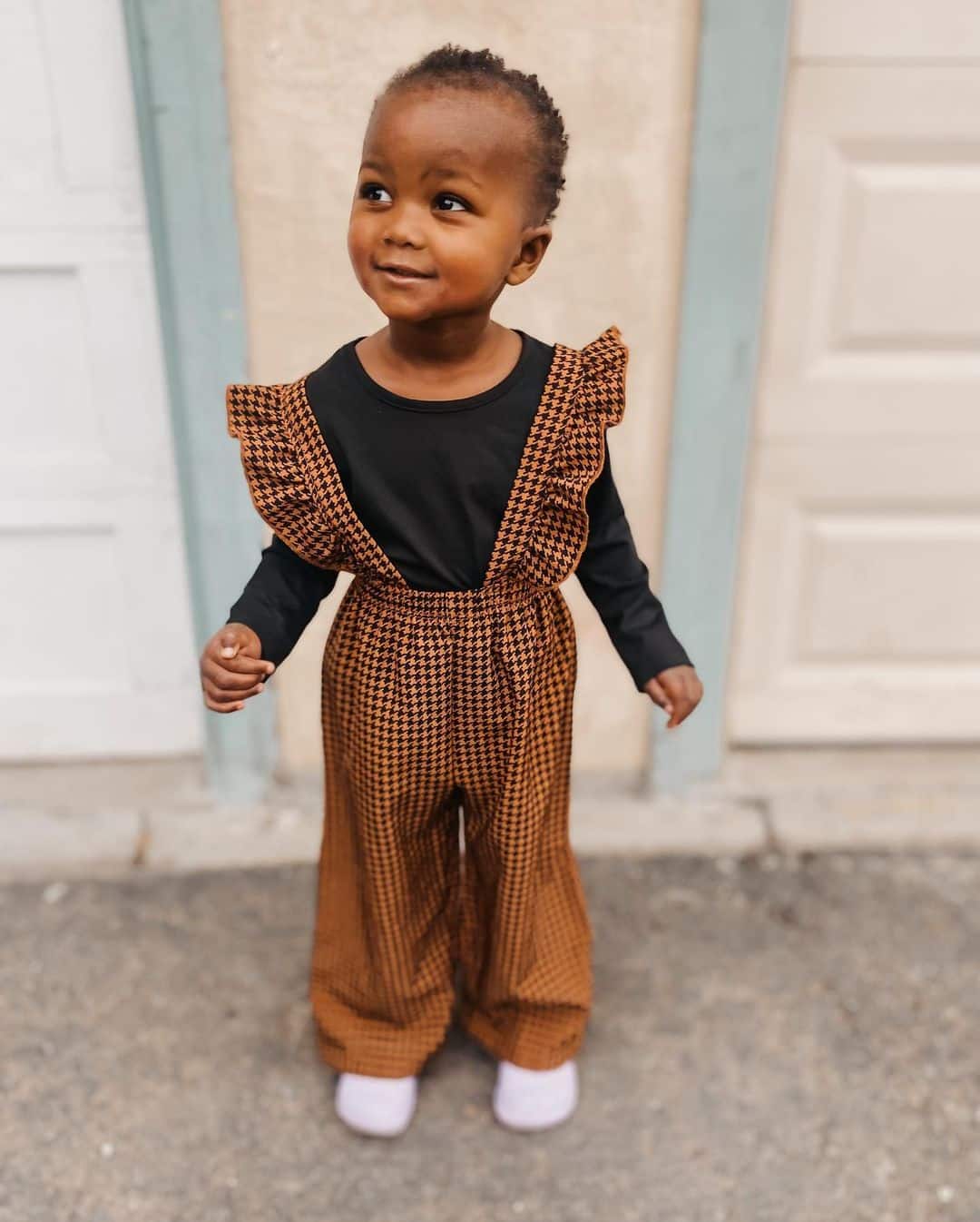 "I also have a child for Davido" - Young lady flaunts a 3-year-old alleged daughter of Davido