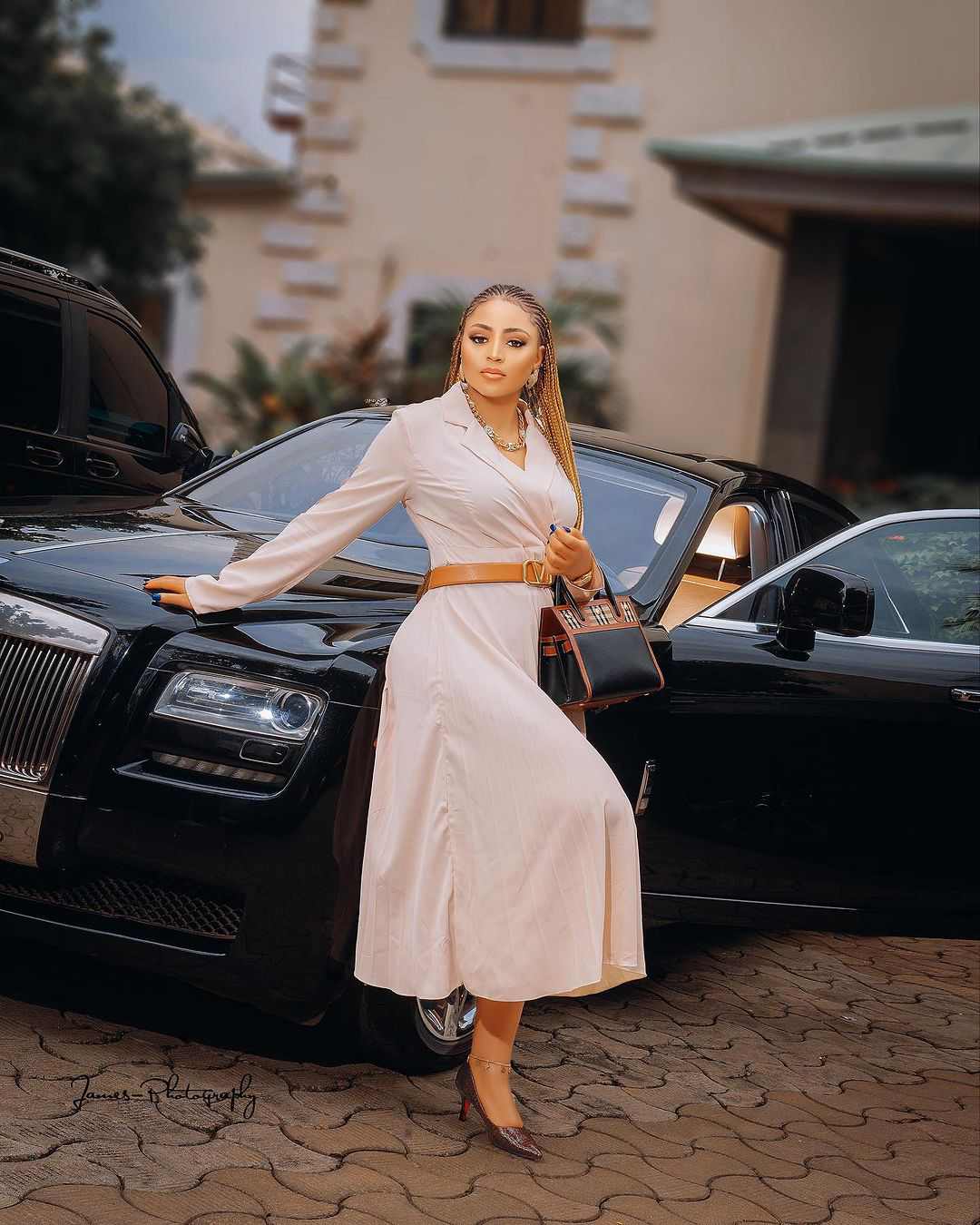 Regina Daniels shows off her new 10 million gold jewelry (Video)