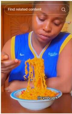 "It remain toothpaste and engine oil" - Video of Lady cooking noodles with Mirinda and sugar shocks netizens