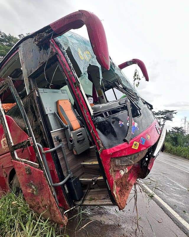 Tragedy as lady dies in auto crash two weeks following wedding.