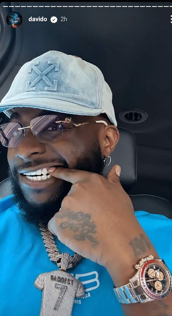 Davido shows off diamond teeth 