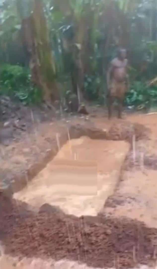 Heavy rain floods grave during funeral in Delta (Video)