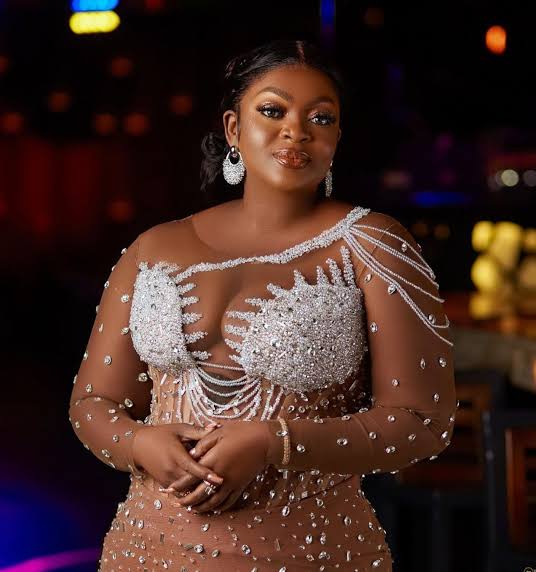 Eniola Badmus confronts lady defamed