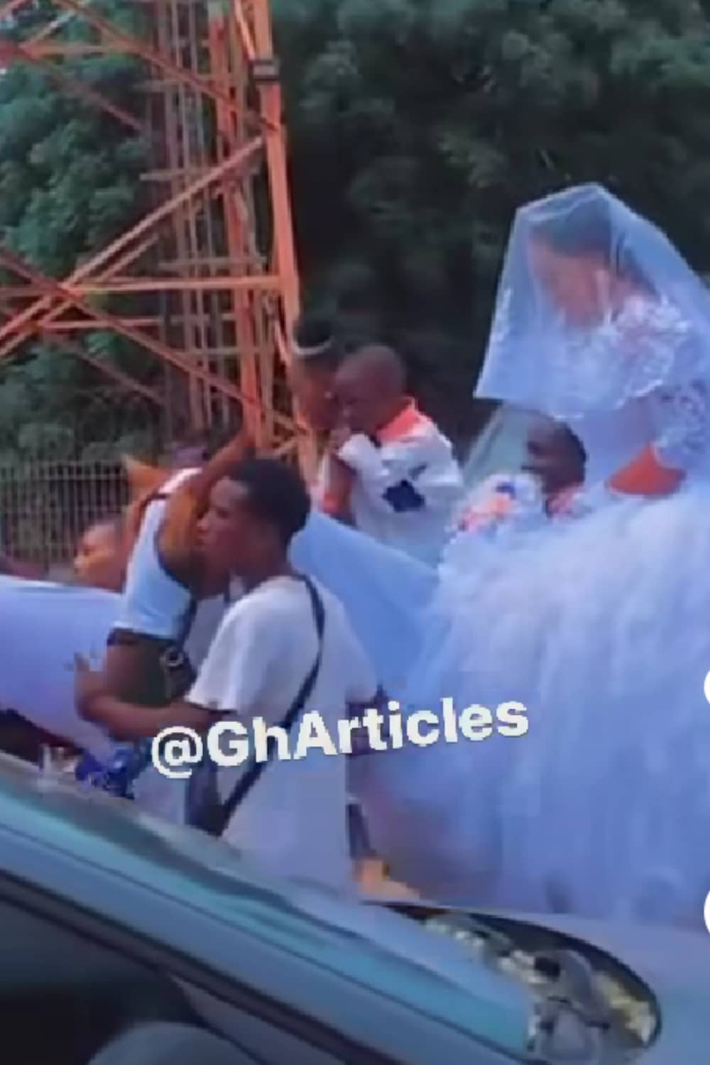 Bride goes to her white wedding with convoy of horses (Video)