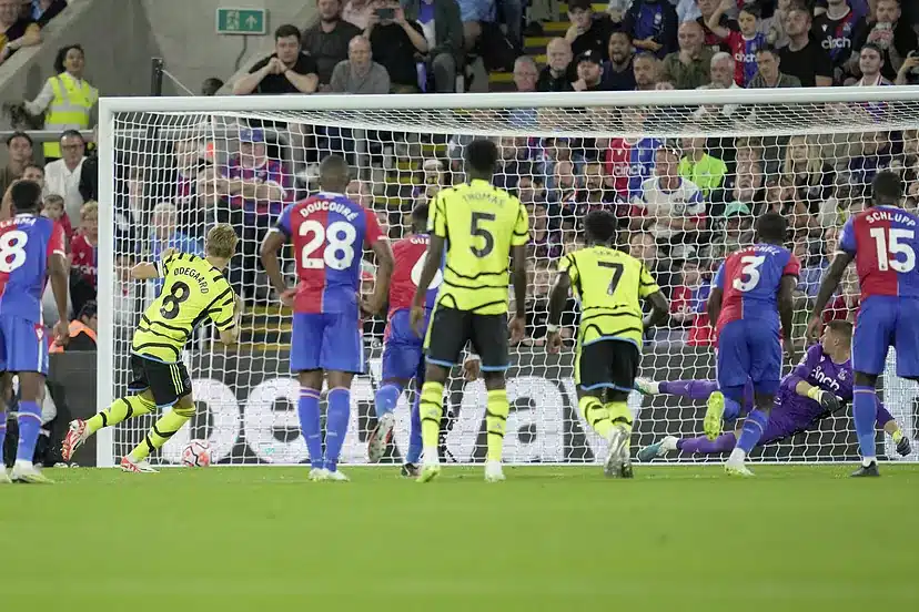 10-man Arsenal defeats Crystal Palace to maintain perfect league start