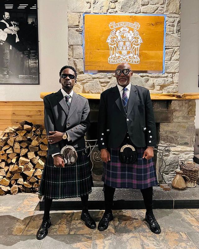 "He don marry?" — Mr Eazi's wedding ring in a pose with RMD causes a stir