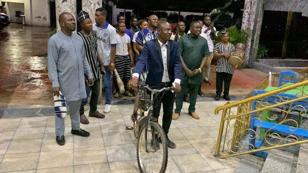 OPM pastor rewards preacher with car, other gifts for riding bicycle from Benue to greet him 