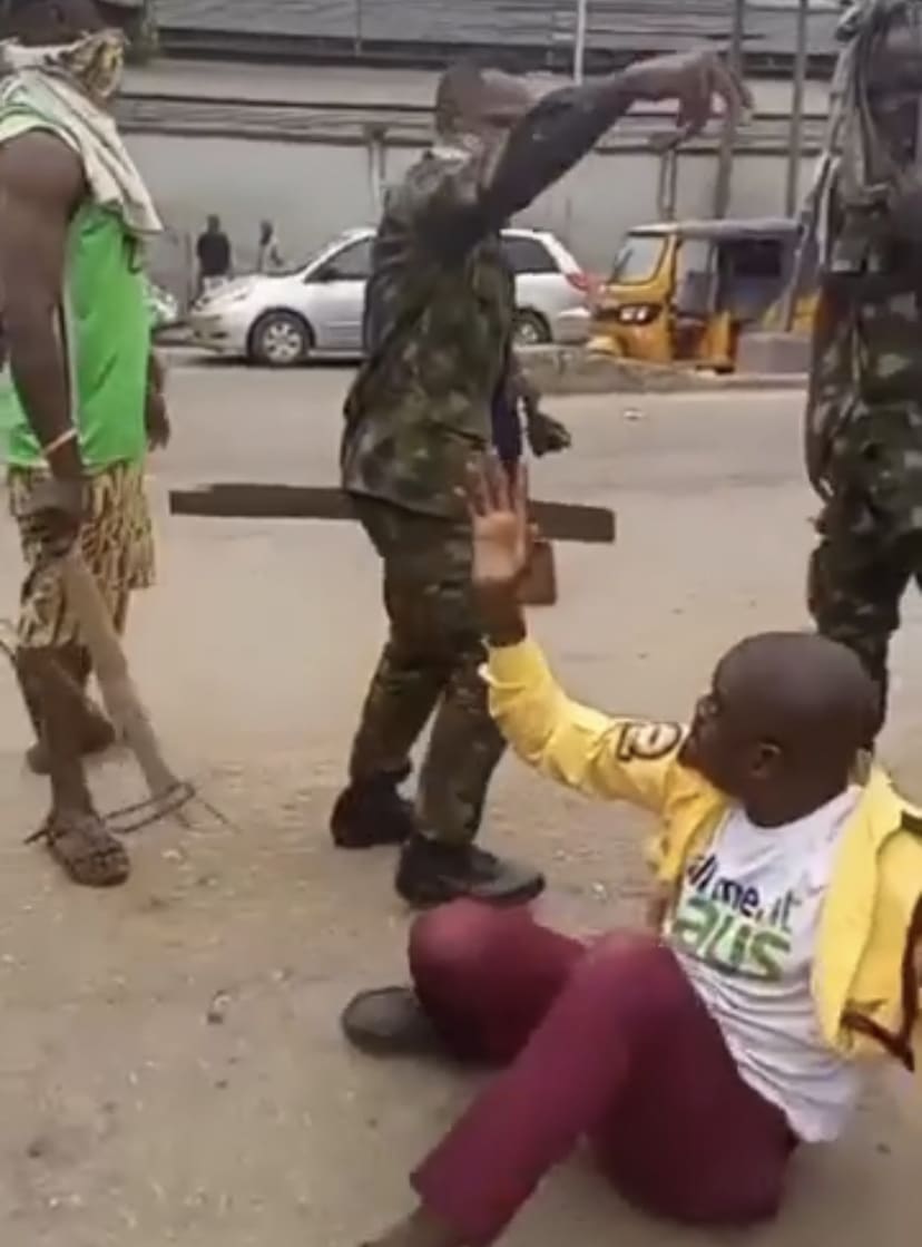Nigerian soldiers storm Lagos road, beat up LASTMA officials accused of assaulting a soldier 